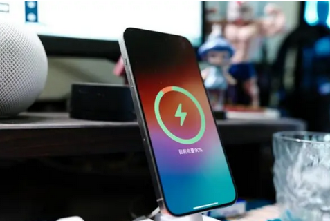 盐池苹果15换屏服务分享用什么充电器给iPhone15充电更好 